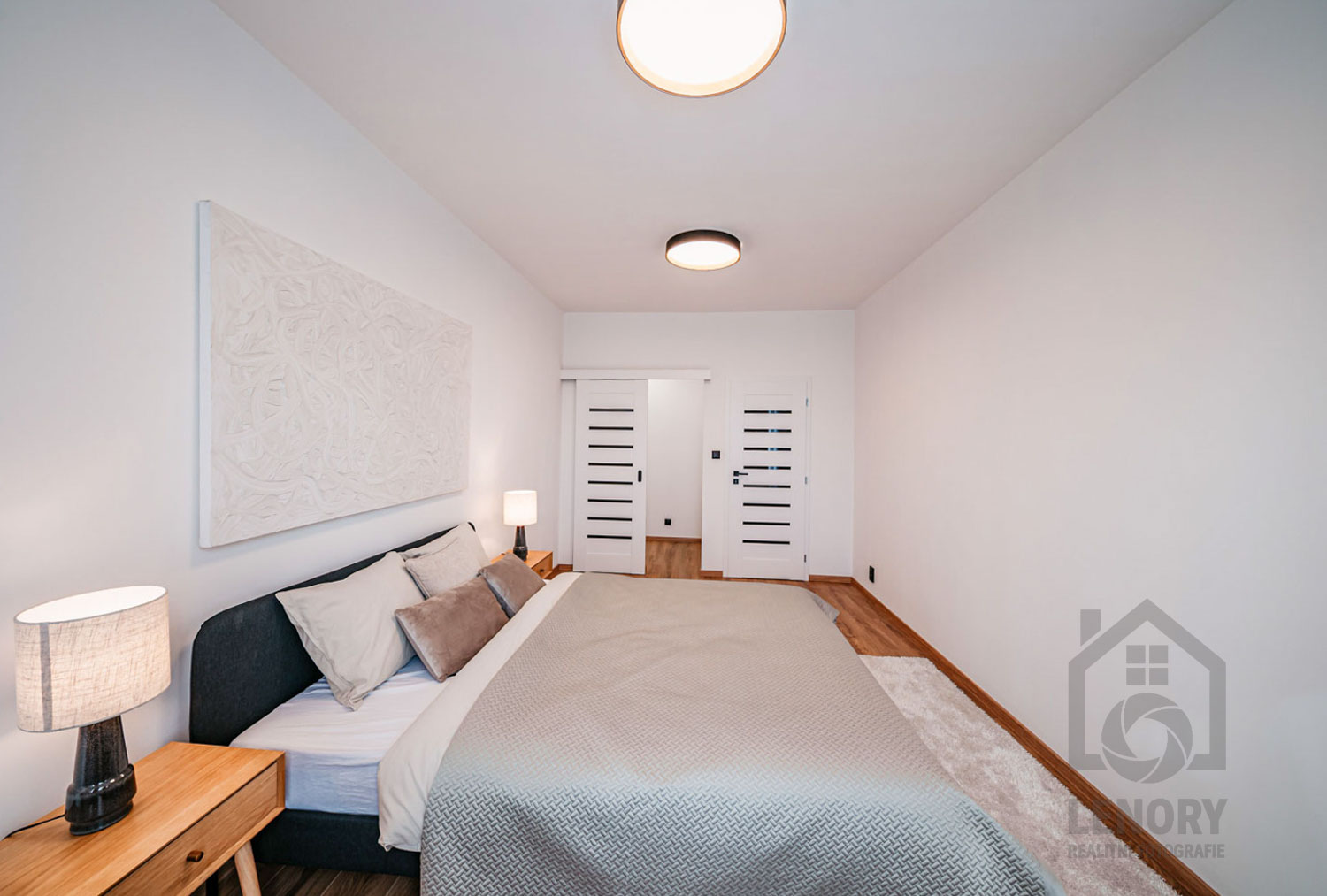 světlá ložnice se šatnou, barvy tón v tónu, ideální na pohodlný spánek