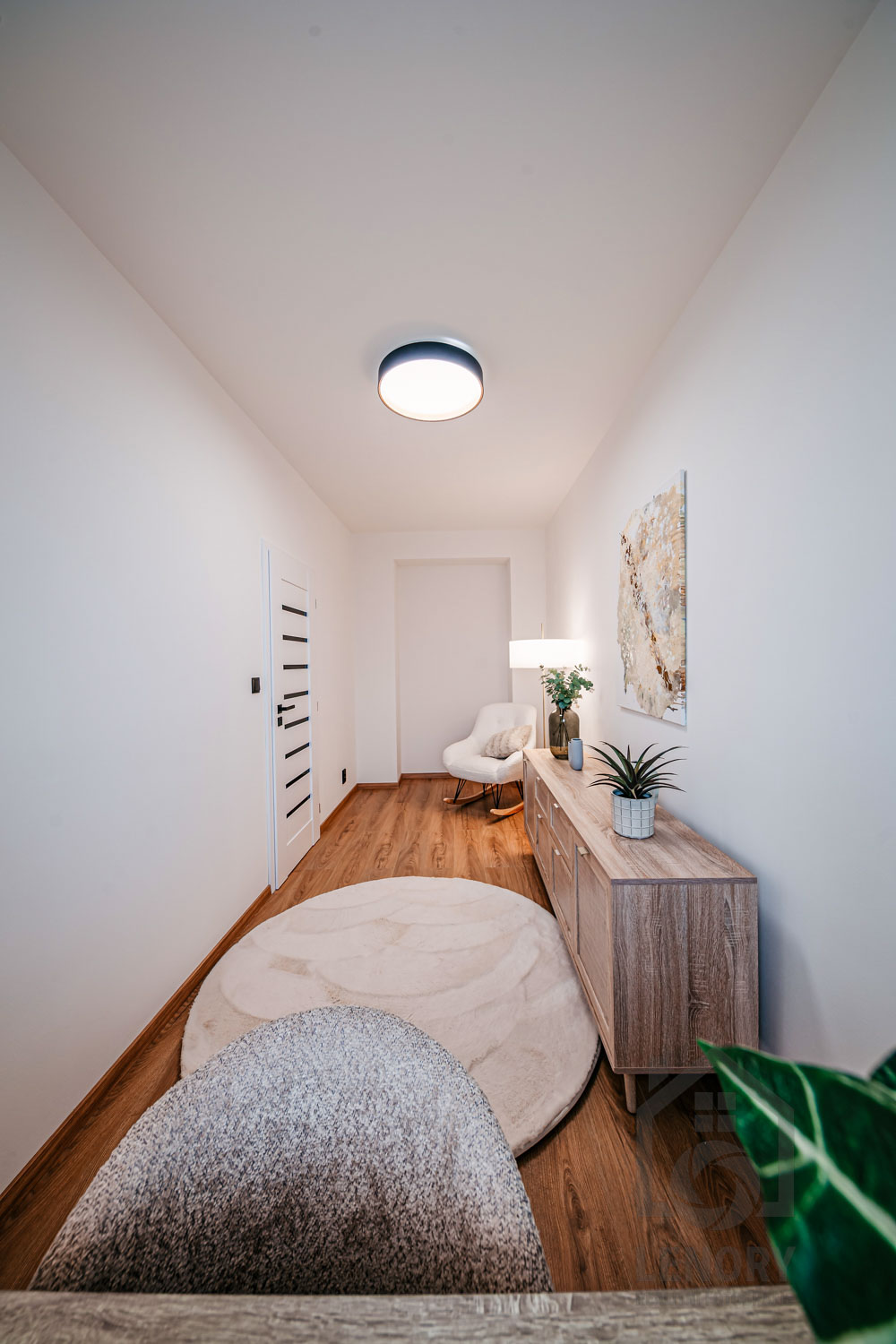 zařízený pokoj s nábytkem realitní byt na prodej