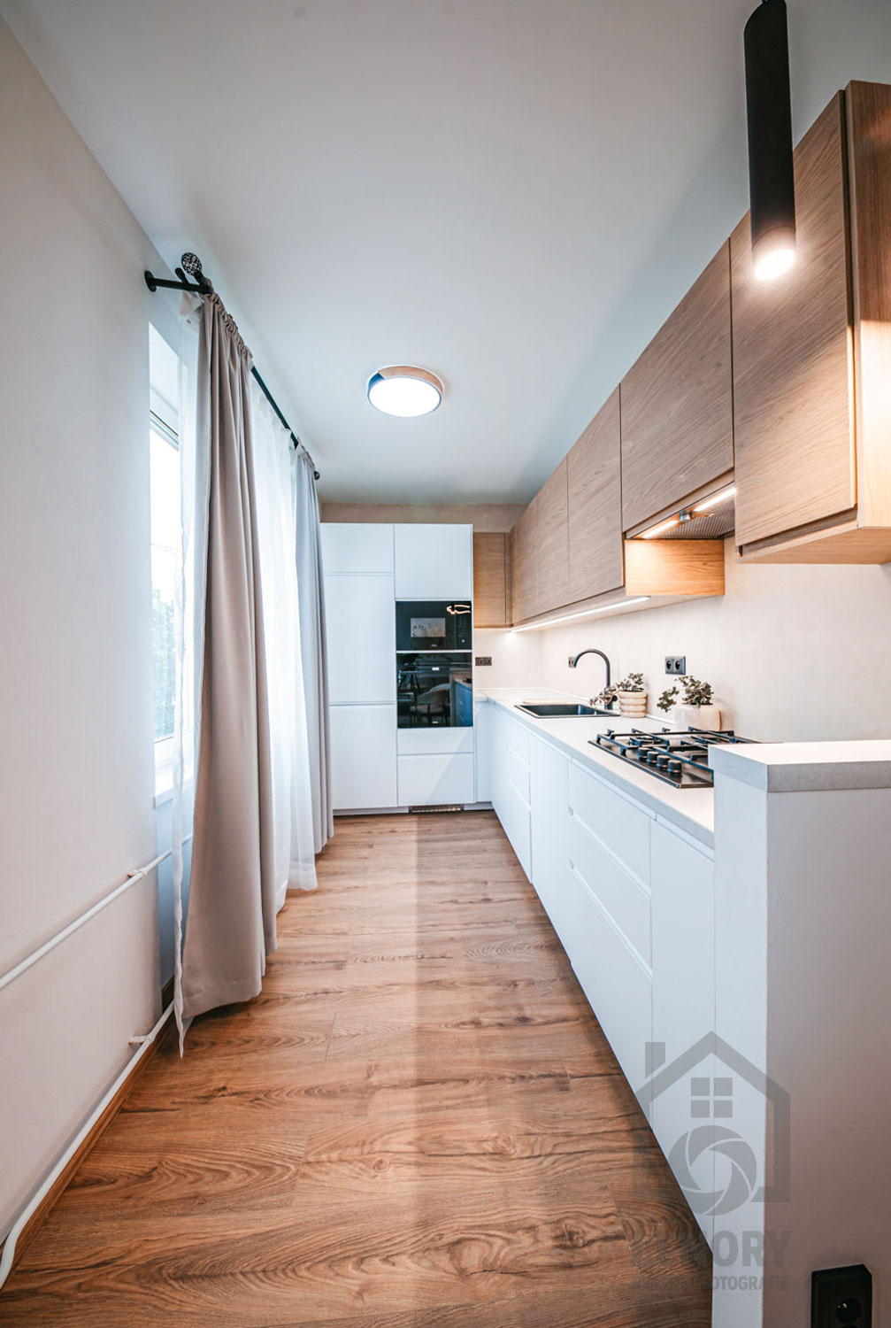 kuchynska linka, sporák, trouba, dřez, vše po rekonstrukci, dřevěná podlaha