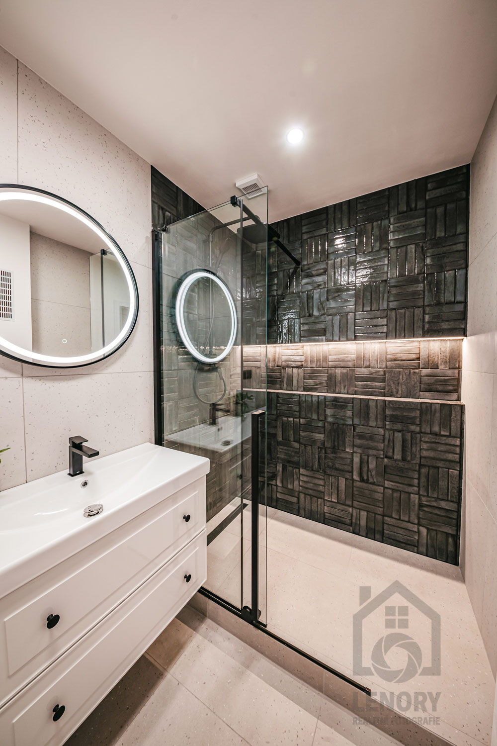 vybavená koupelna, zrcadlo, sprchový kout, pračka,