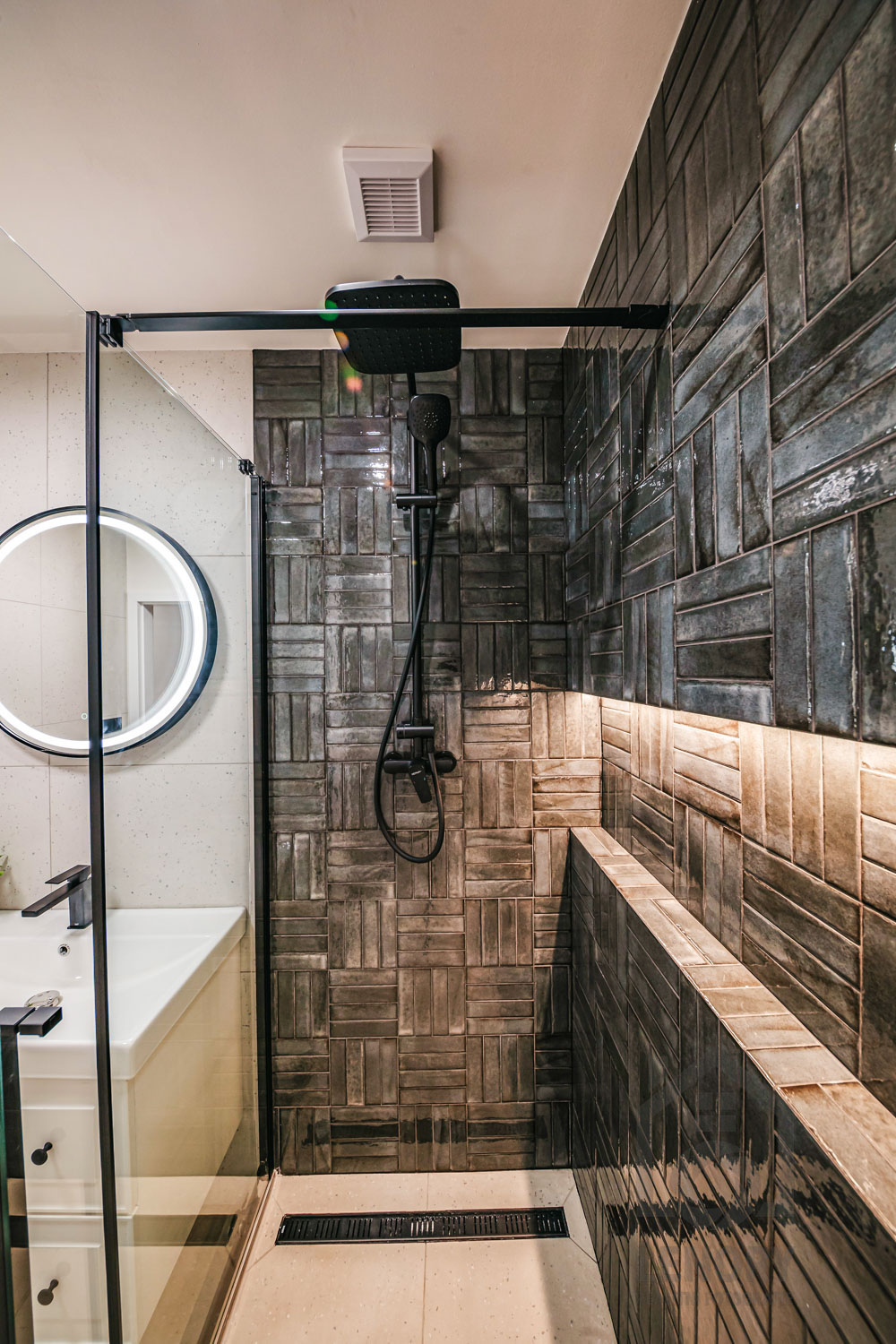 vybavená koupelna, sprchový kout, pračka, po rekonstrukci