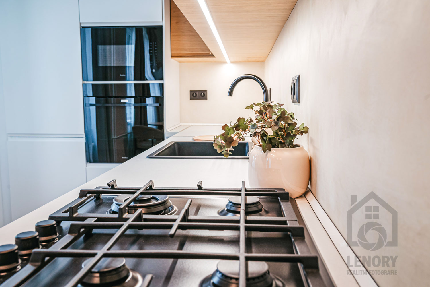 kuchynska linka, sporák, trouba, dřez, vše po rekonstrukci