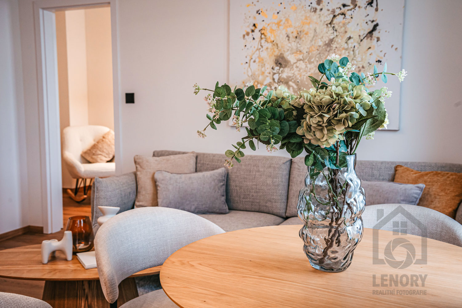 květina ve váze, obývací pokoj, sedací souprava, byt po rekonstrukci v České Lípě
