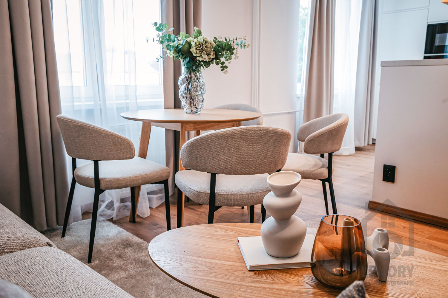 květina ve váze, obývací pokoj, sedací souprava, byt po rekonstrukci v České Lípě, jídelní stůl