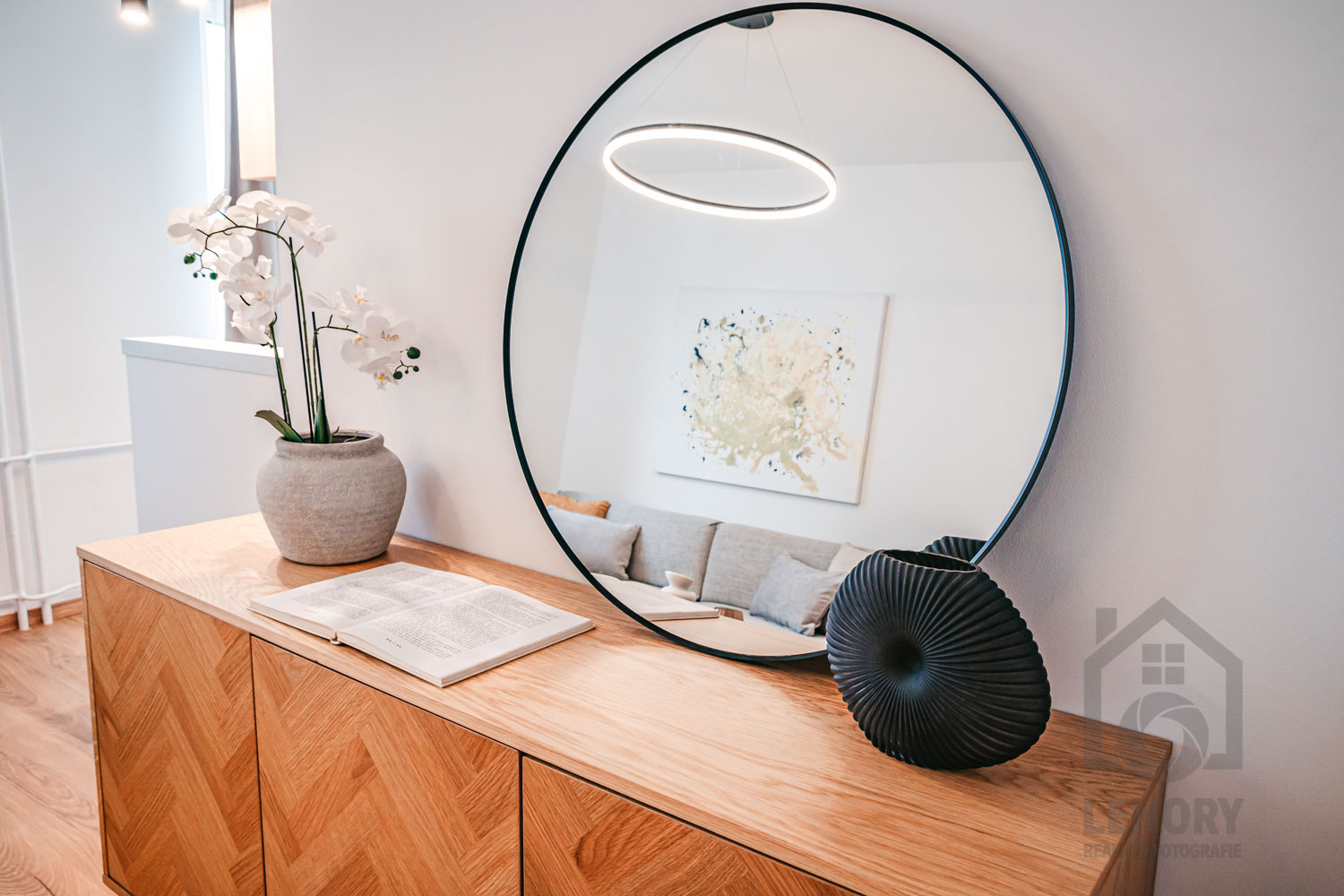 květina ve váze, obývací pokoj, zrcadlo, byt po rekonstrukci v České Lípě