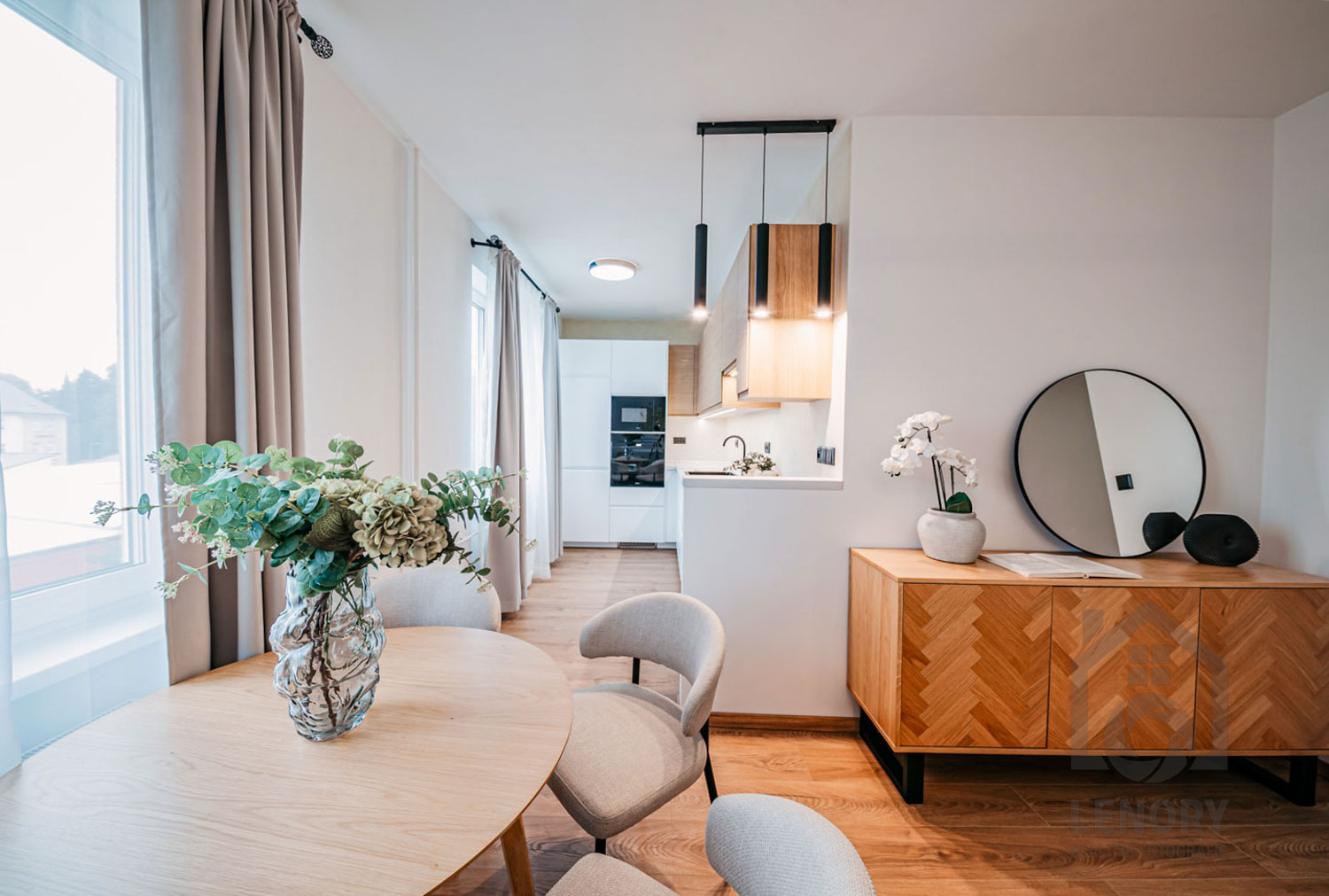 květina ve váze, obývací pokoj, sedací souprava, byt po rekonstrukci v České Lípě, jídelní stul