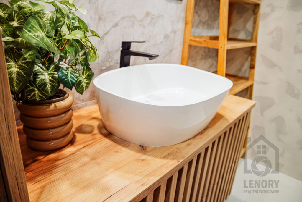 koupelna, umyvadlo, zrcadlo, poličky, svítidlo, dlažba, moderní byt, byt po rekonstrukci, Děčín