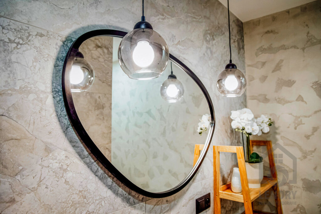 koupelna, umyvadlo, zrcadlo, poličky, svítidlo, dlažba, moderní byt, byt po rekonstrukci, Děčín