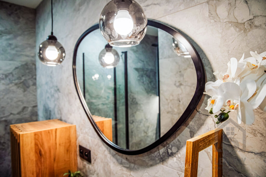 koupelna, umyvadlo, zrcadlo, poličky, svítidlo, dlažba, moderní byt, byt po rekonstrukci, Děčín