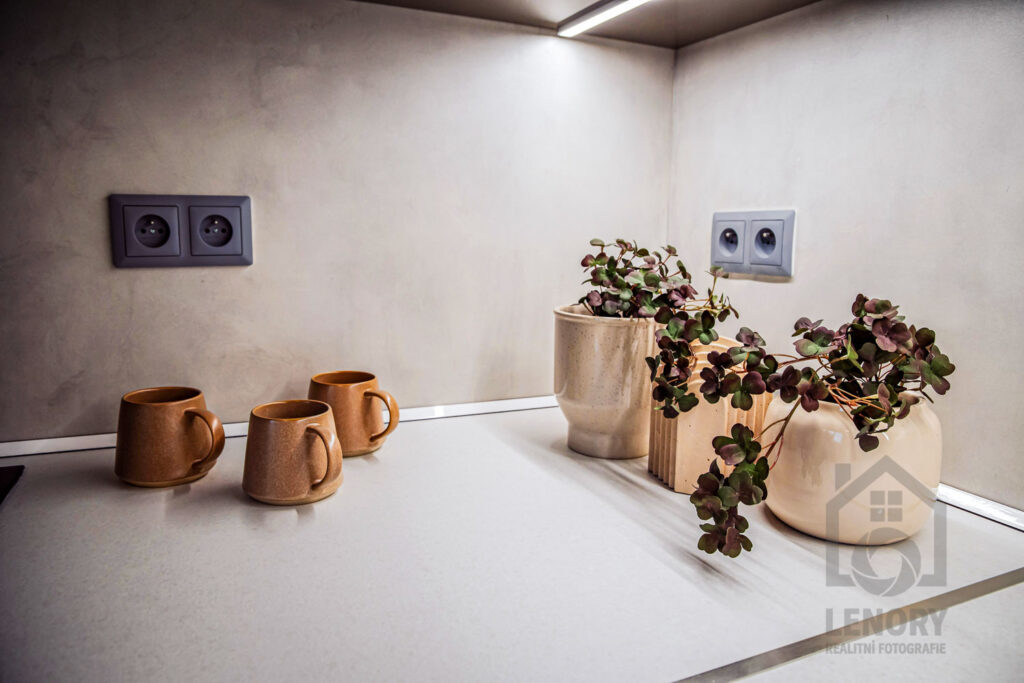 kouchyň, kuchyňska linka, dekorace, květiny, realitní byt v Děčíně