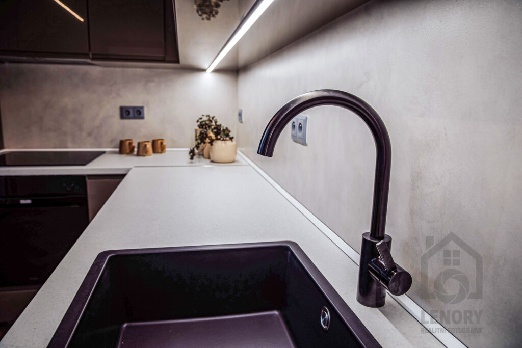 kouchyň, kuchyňska linka, sporák, trouba, dřez, lednice, realitní byt v Děčíně