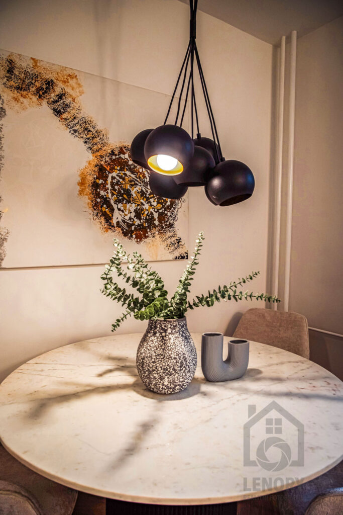 jídelní kout, židle lustr svítidlo byt po rekonstrukci vázička jídelní stůl příjemný světlo