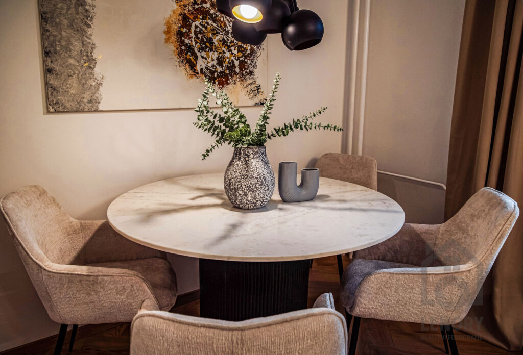 jídelní kout, židle, lustr, svítidlo, byt po rekonstrukci, vázička, jídelní stůl