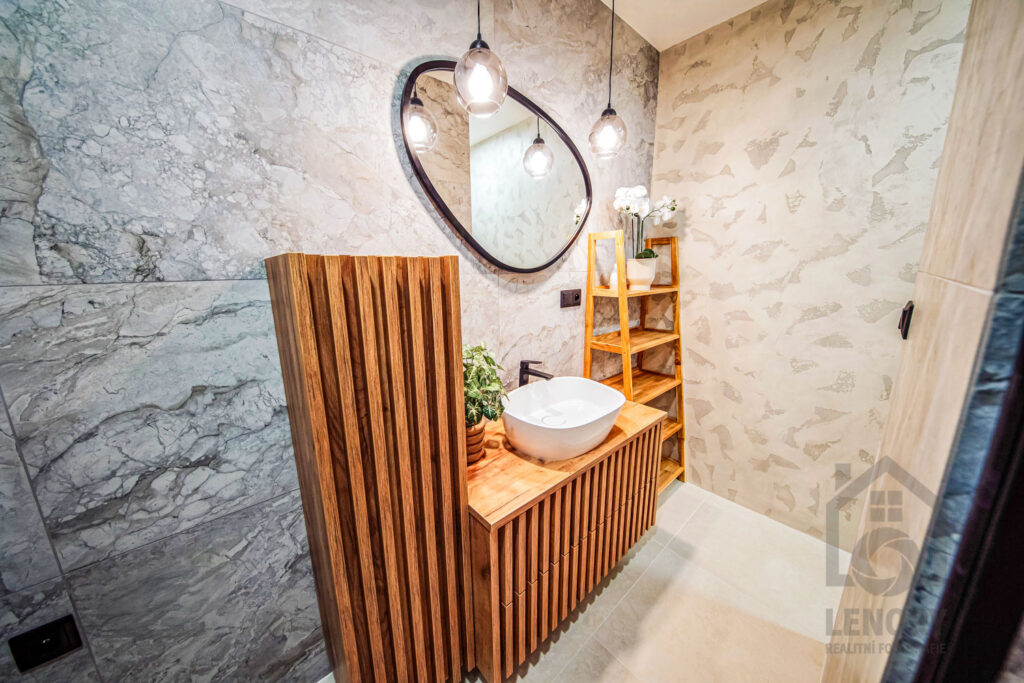 koupelna, umyvadlo, zrcadlo, poličky, svítidlo, dlažba, moderní byt, byt po rekonstrukci, Děčín