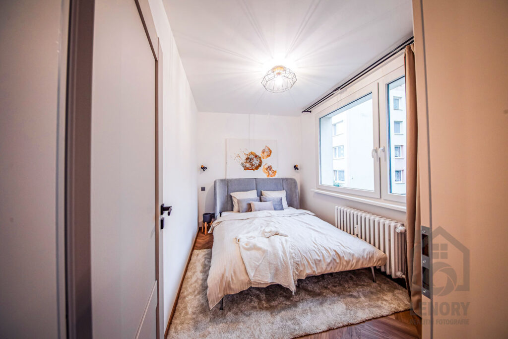 ložnice, povlečení, postel, závěsy, koberec, svítidlo, designový byt, byt po rekonstrukci,