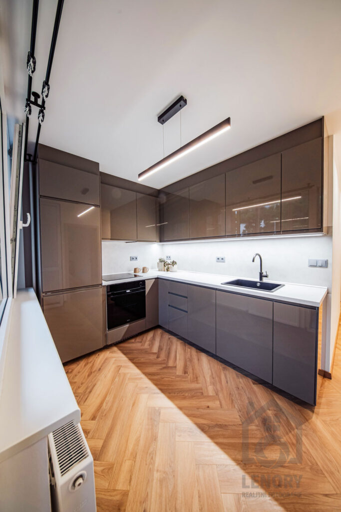 kouchyň, kuchyňska linka, sporák, trouba, dřez, lednice, realitní byt v Děčíně