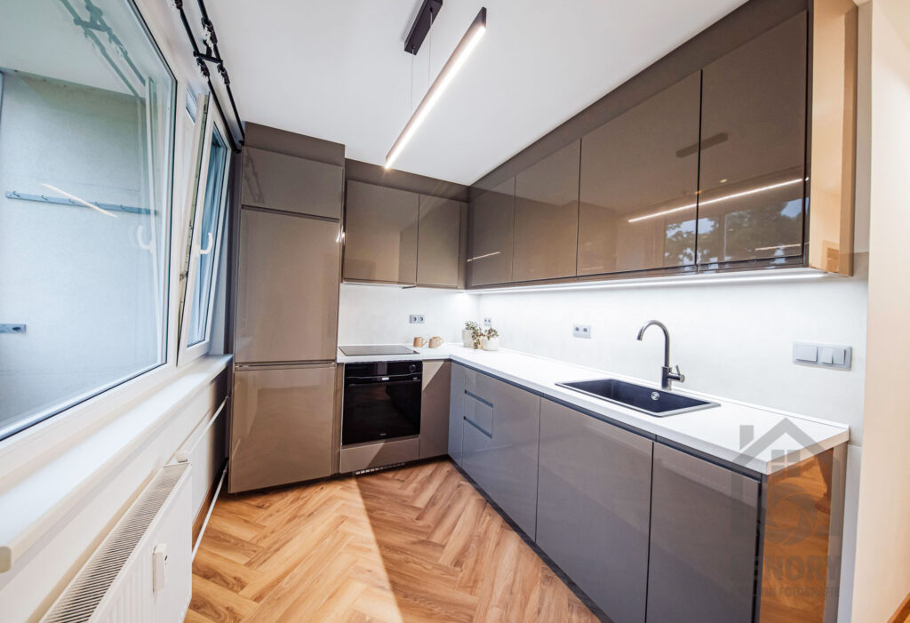 kouchyň, kuchyňska linka, sporák, trouba, dřez, lednice, realitní byt v Děčíně