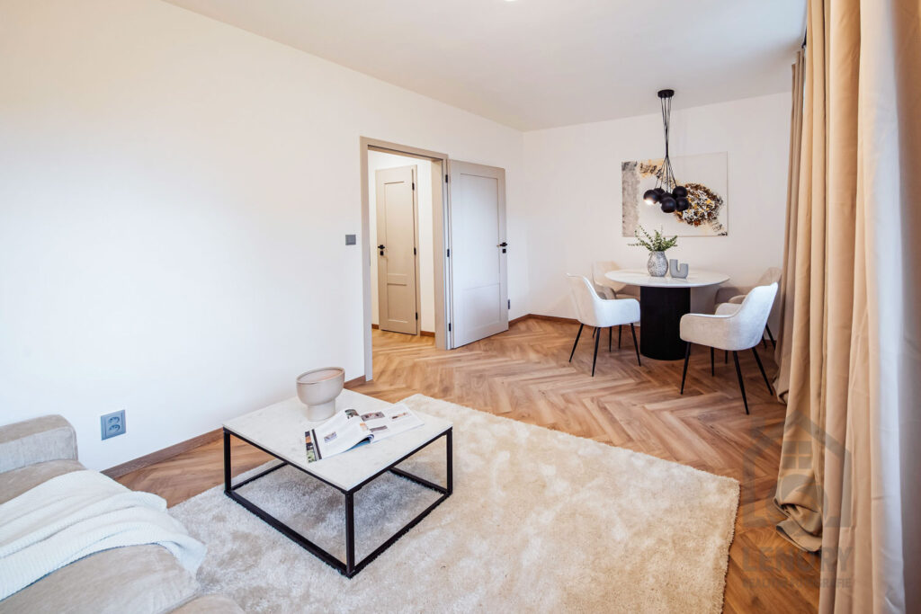 jídelní kout, židle lustr svítidlo byt po rekonstrukci vázička jídelní stůl příjemný světlo