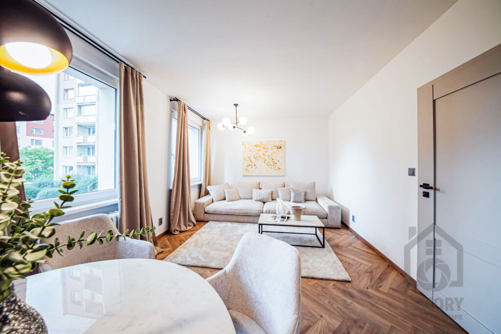 obývací pokoj, sedací souprava, konferenční stůl, závěsy, koberec, svítidlo, designový byt, byt po rekonstrukci, Děčín