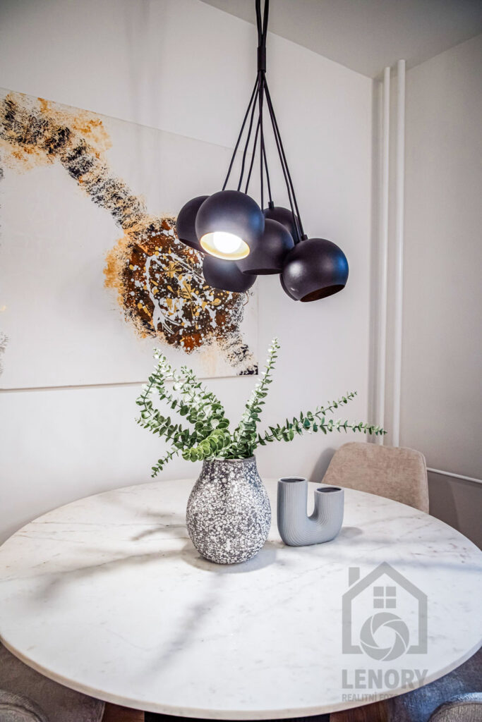 jídelní kout, židle, lustr, svítidlo, byt po rekonstrukci, vázička, jídelní stůl
